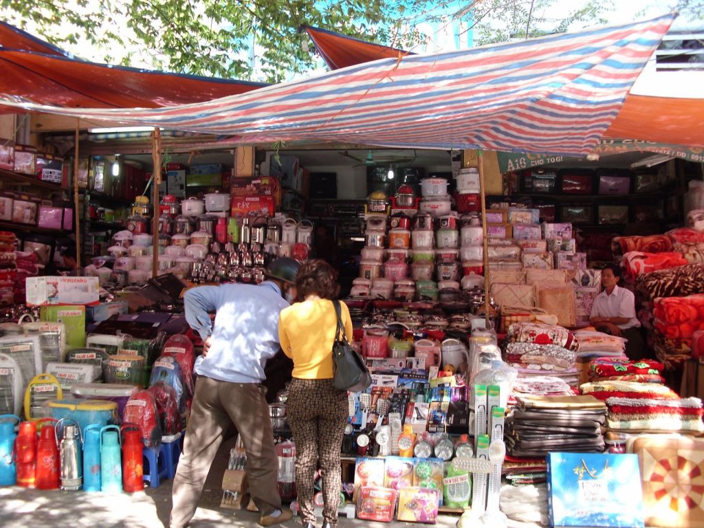 Một gian hàng bán buôn đồ gia dụng ở chợ Đồng Xuân