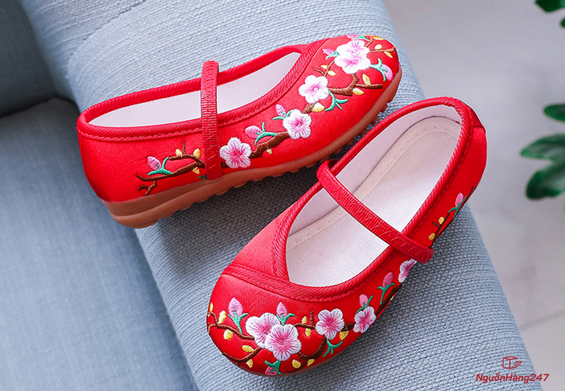 Giày cổ trang thêu hoa