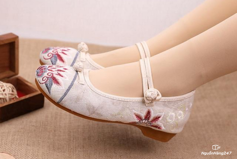 Giày thêu phong cách cổ trang