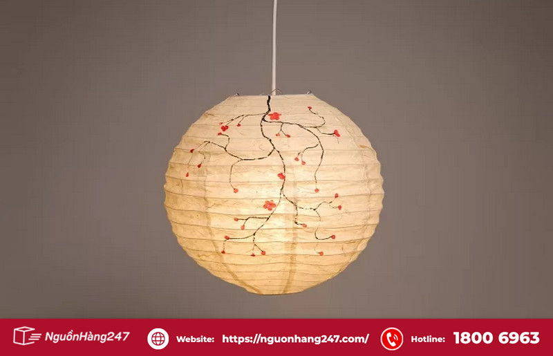 Đèn lồng làm từ giấy với họa tiết hoa đào